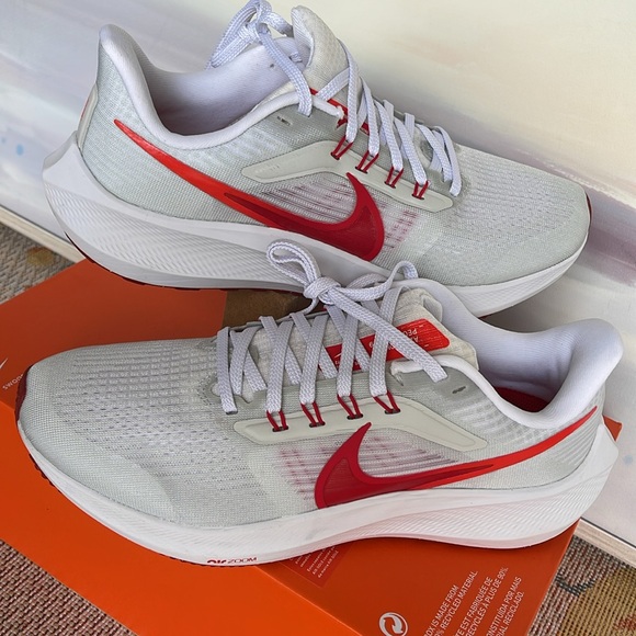 Nike WMNS Pegasus 39
White/Photon Dust/Brght
Crimson/University Red
Road Running - Picture 11 of 16